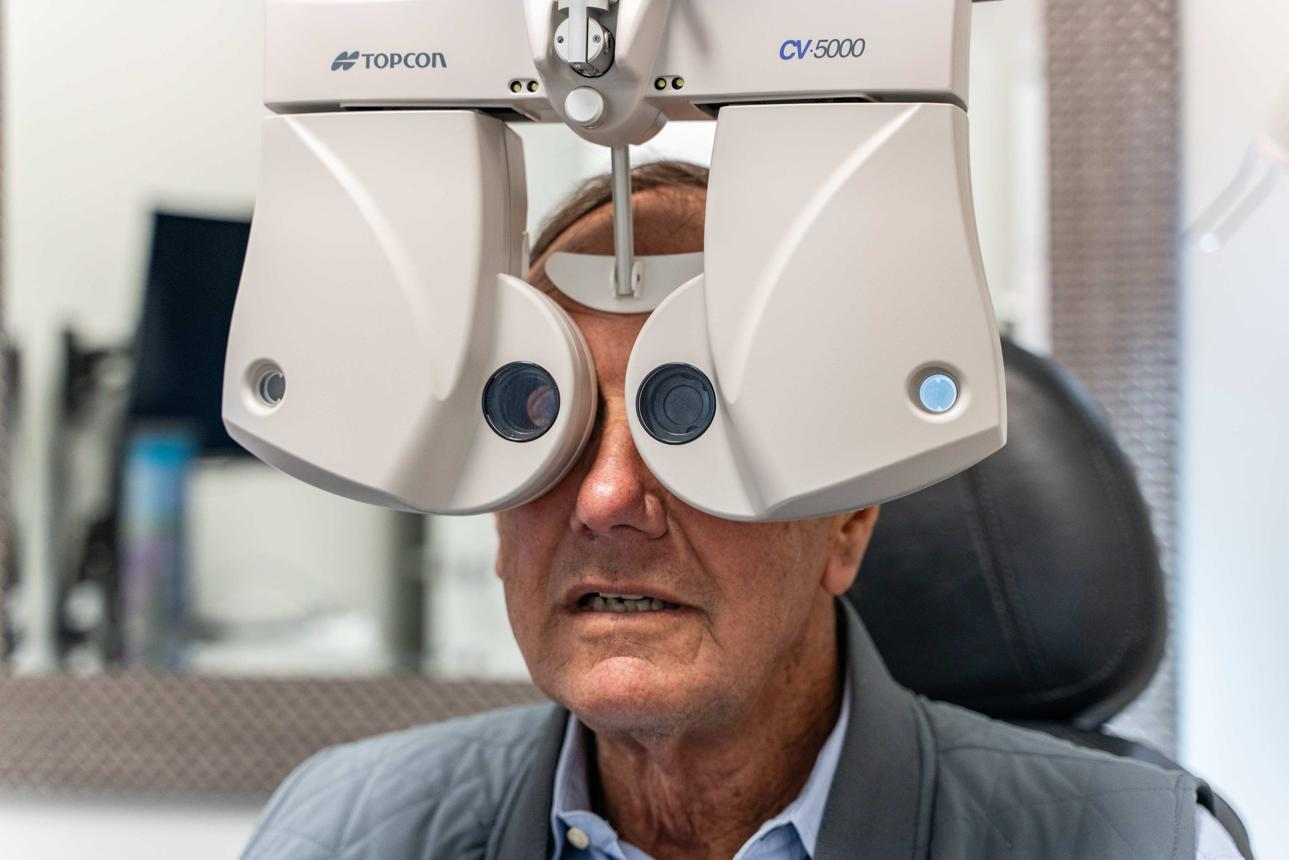 Kunde får målt brillestyrke i Topcon CV-5000 forapter hos Optiker Corneliussen