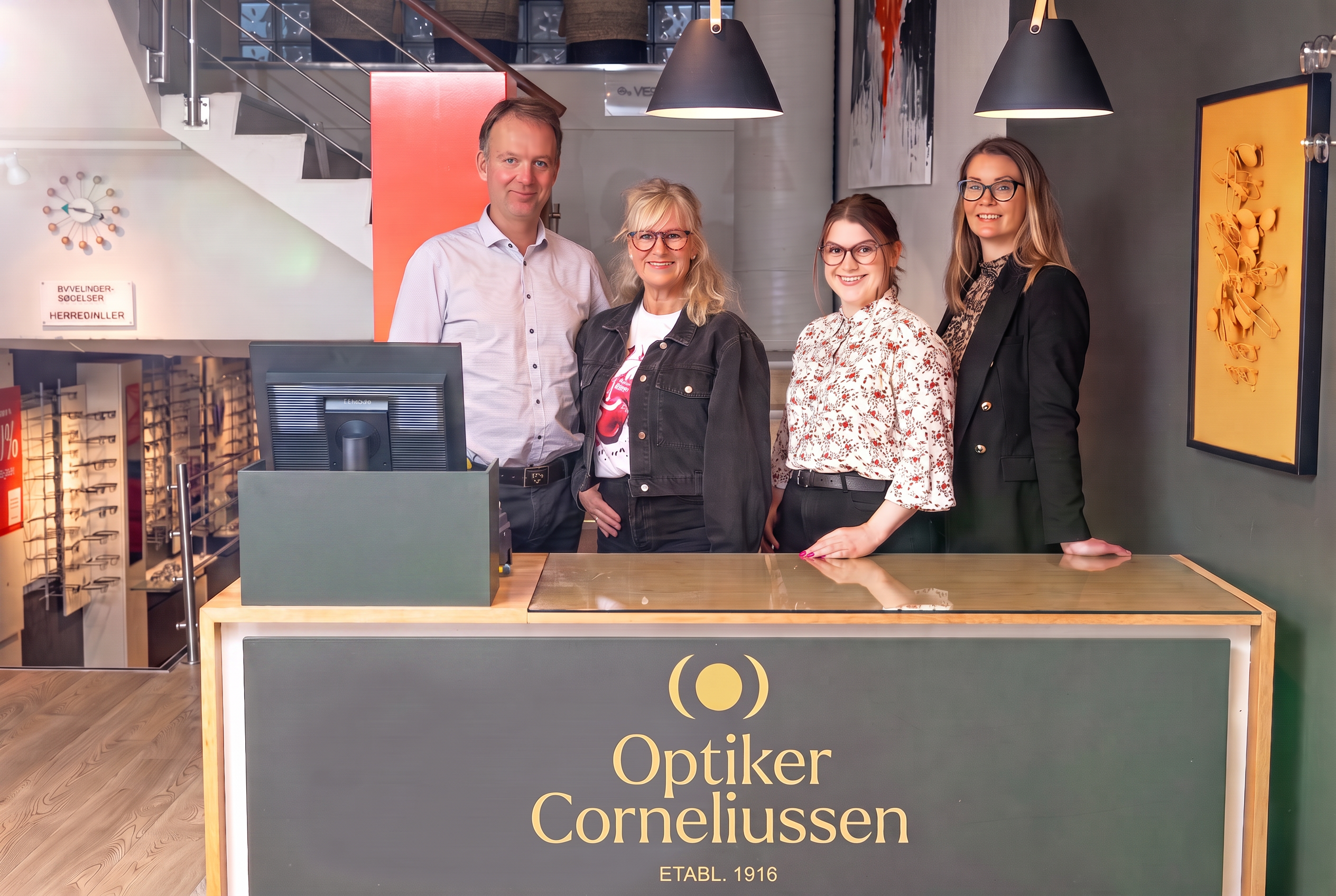 Teamet hos Optiker Corneliussen samlet bak disken i butikken i Arendal